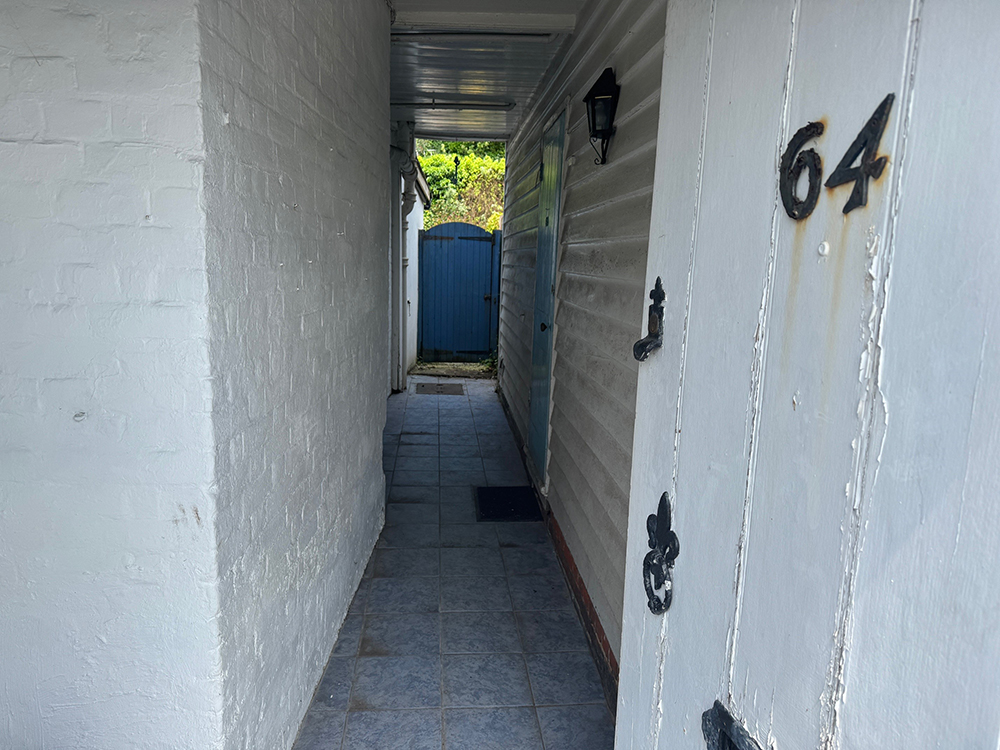 Lot: 130 - END-TERRACE PERIOD COTTAGE - Passageway